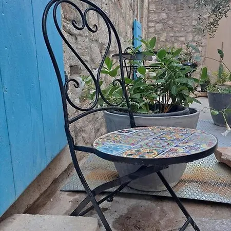 Blue Shutter Garden Daire *